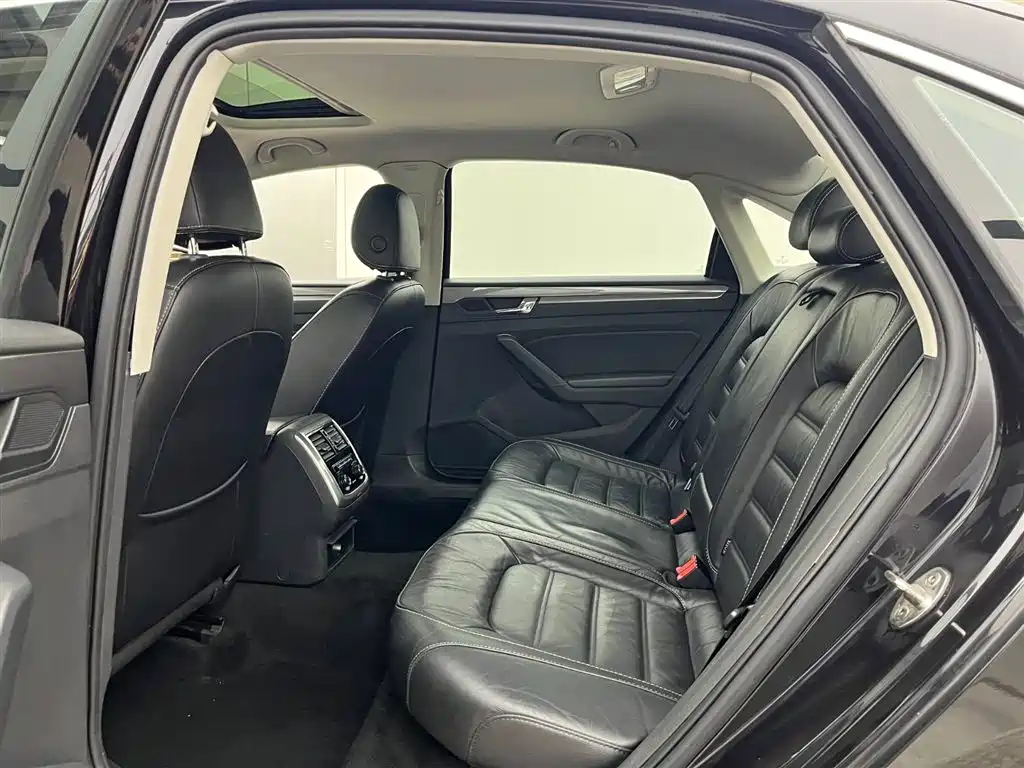 Volkswagen Passat 2017 330TSI DSG Prestige фото 6