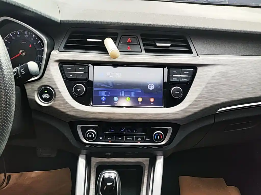 Фото 13 - Geely Vision X3