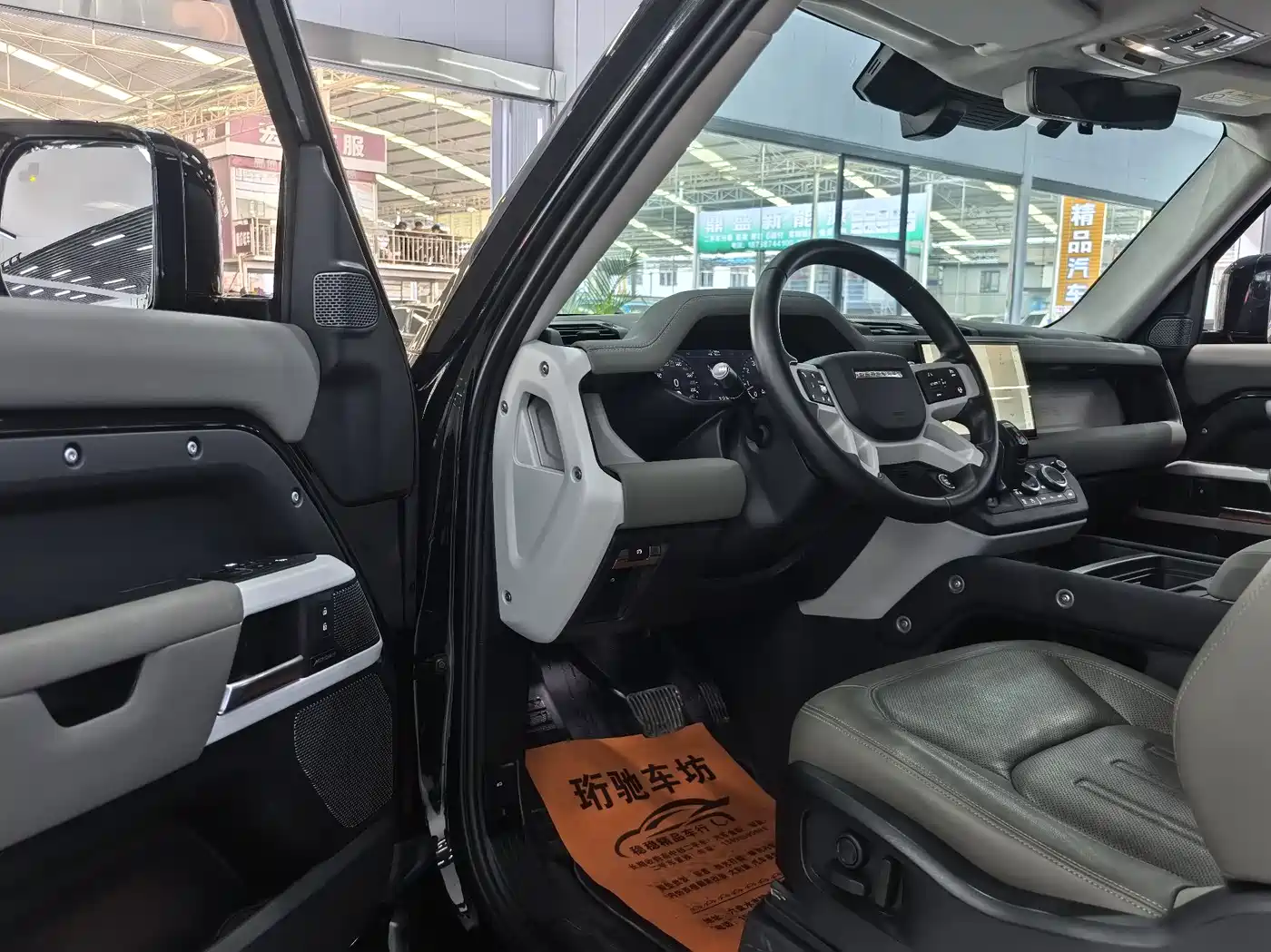 Land Rover Defender 2022 Model 90 3.0T P400 XS фото 4