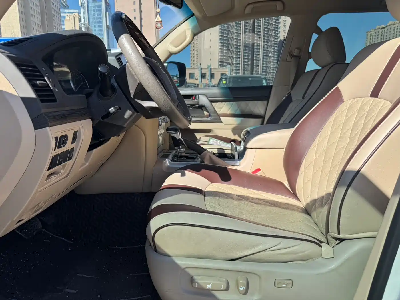 Toyota Land Cruiser (Import) 2015 4.0L V6 Middle East Low Configuration Edition фото 4