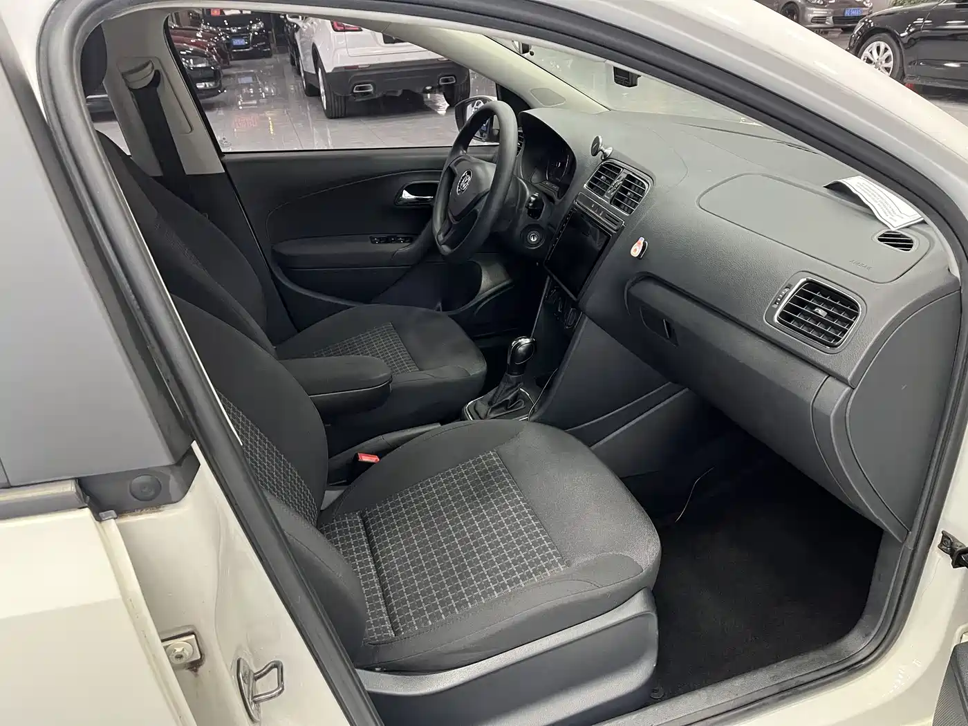Volkswagen Polo 2014 1.6L Automatic Comfort Edition фото 4