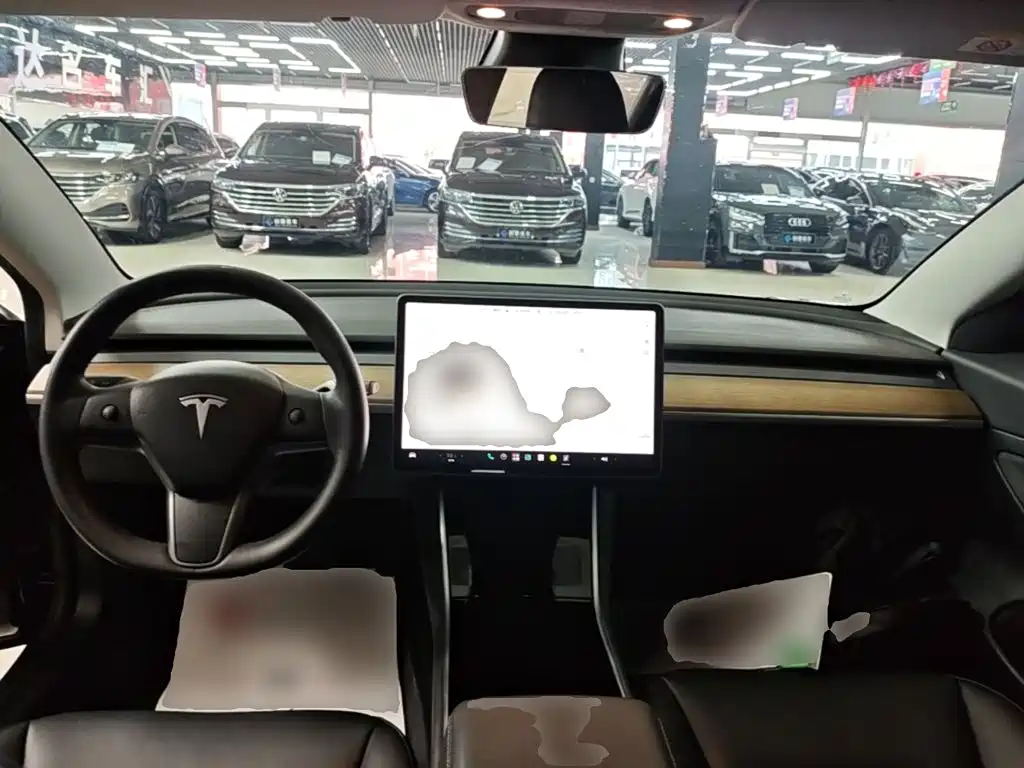 Фото 10 - Tesla Model 3