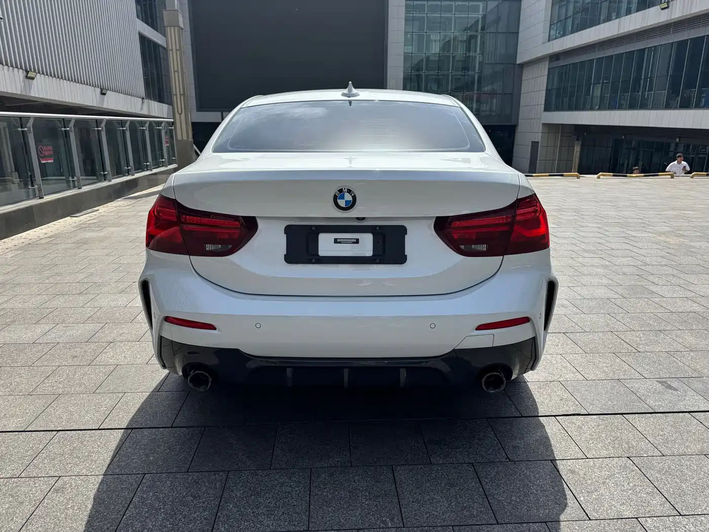 BMW 1 Series 2023 120i M Sport Shadow Edition фото 8
