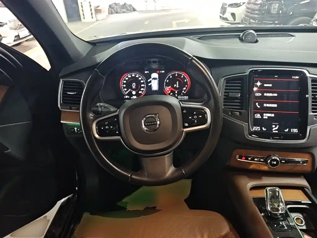 VOLVO XC90