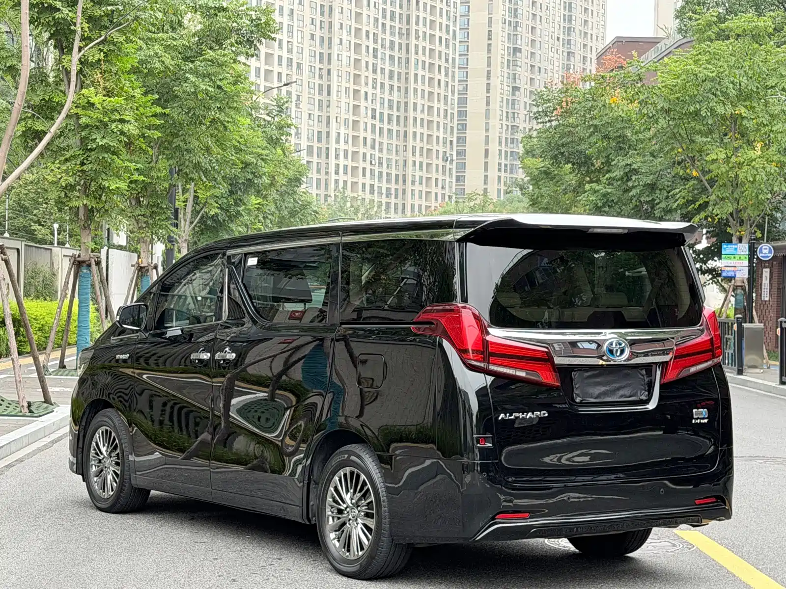 Фото 7 - Toyota Alphard
