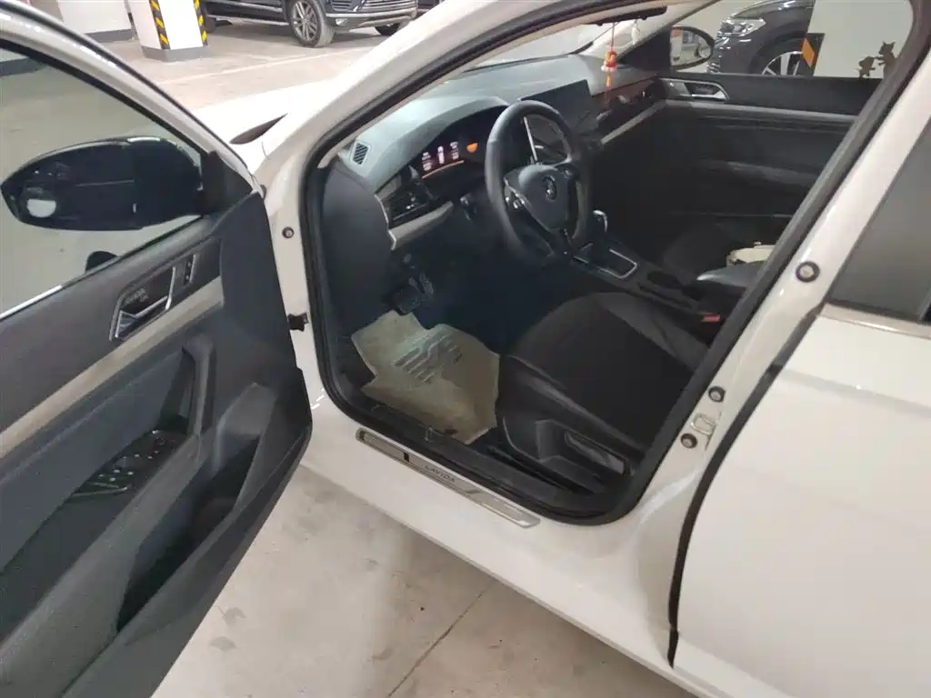 Volkswagen Lavida 2021 1.5L Auto Comfort Edition фото 12