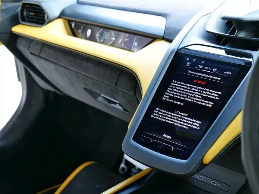 LAMBORGHINI REVUELTO