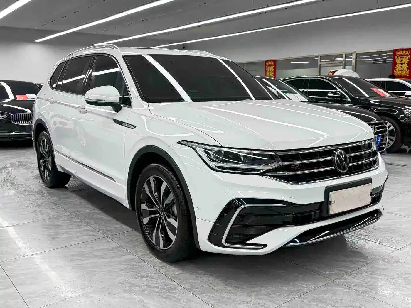 Volkswagen Tiguan L 2024 330TSI Automatic 2WD R-Line Premium Enjoyment Edition фото 3