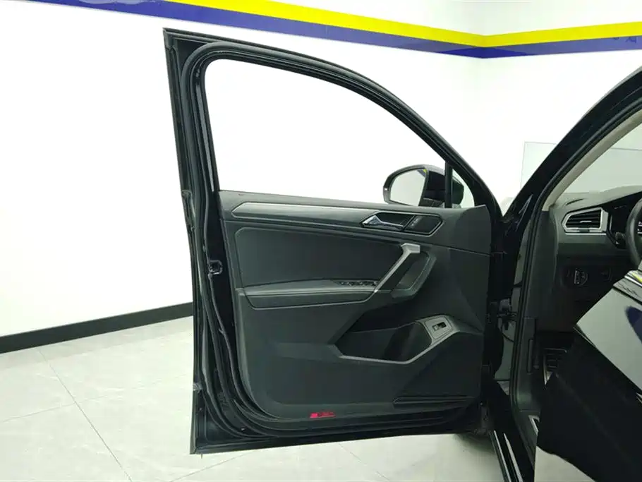 Volkswagen Tiguan L 2021 330TSI Automatic 2WD R-Line Premium фото 7