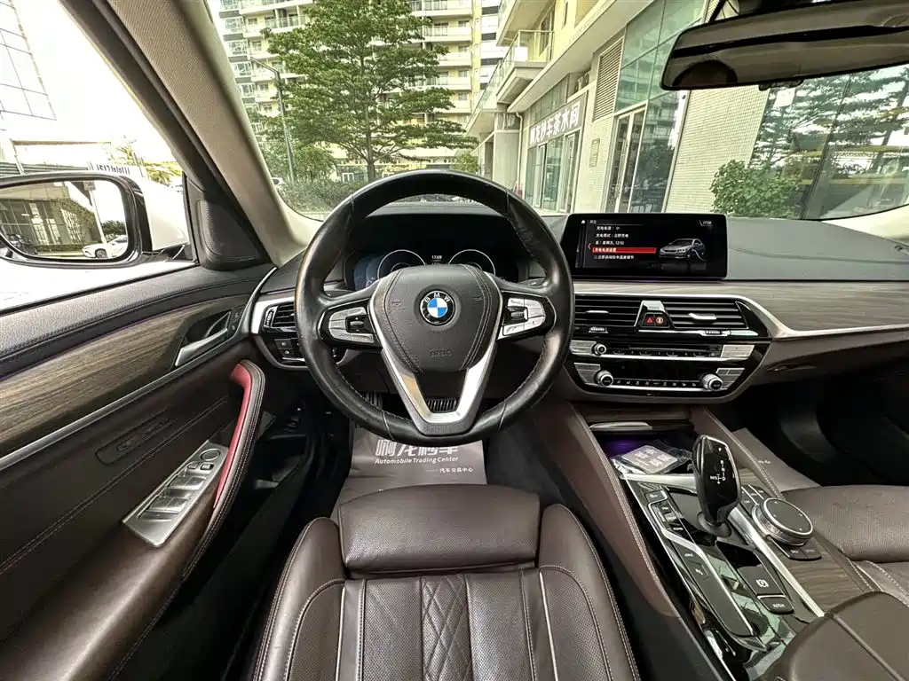 BMW 5 Series New Energy 2019 530Le Pioneer Edition фото 26