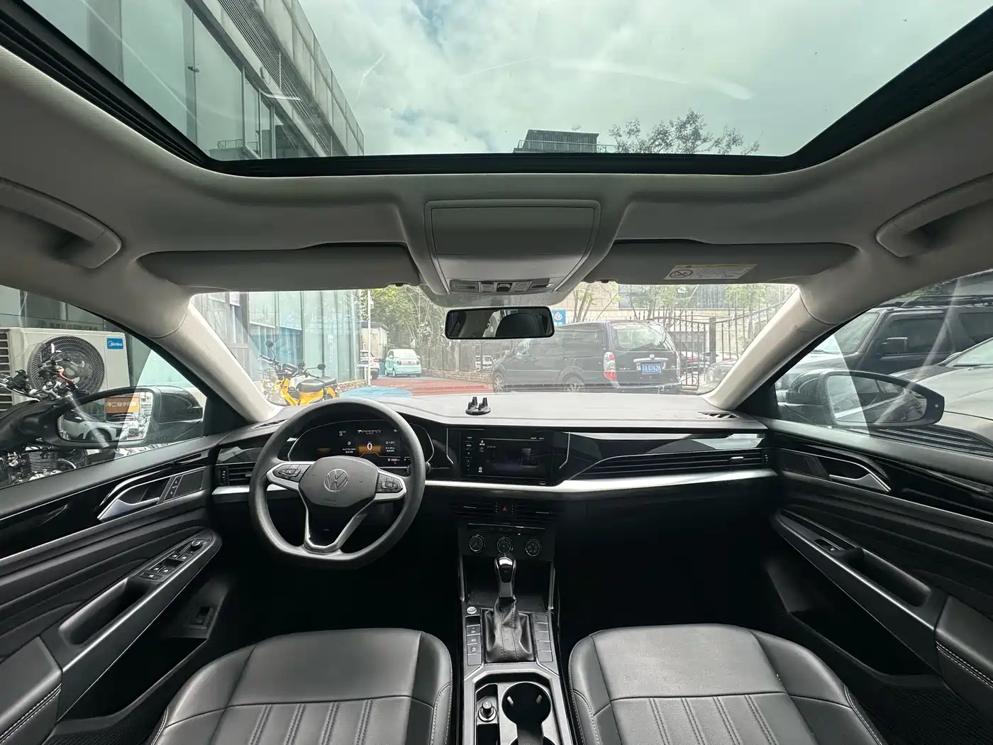 Volkswagen Passat 2025 Outstanding 280TSI Business Edition фото 16
