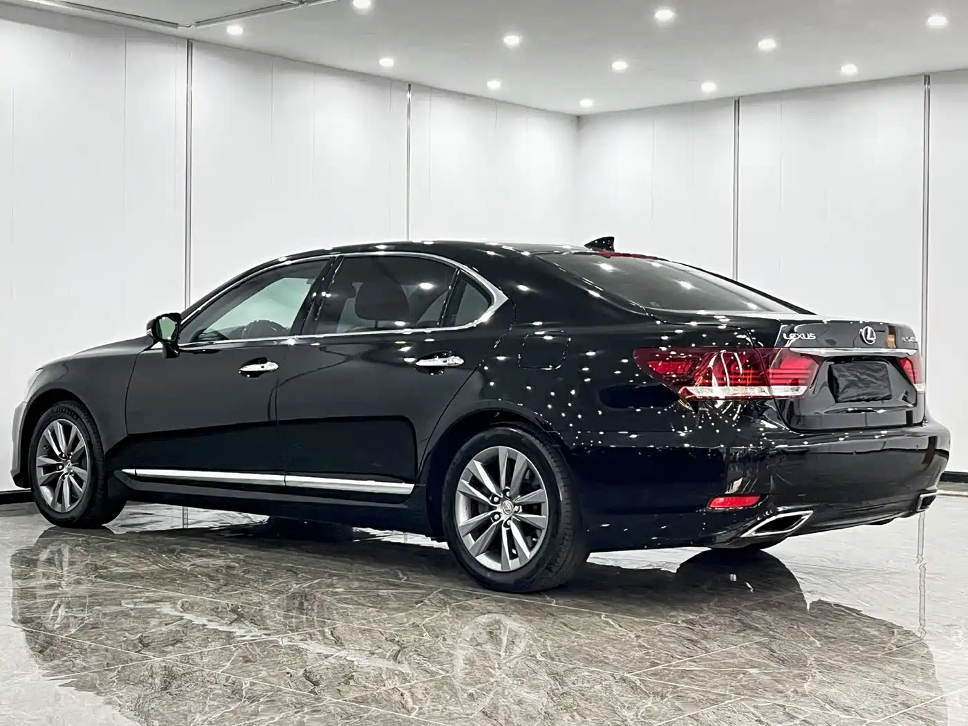 Фото 6 - Lexus LS