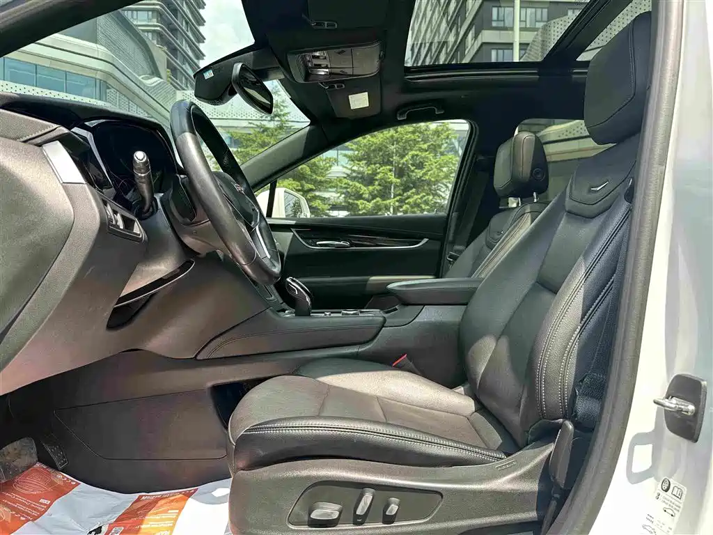 Photo 4 - Cadillac XT5