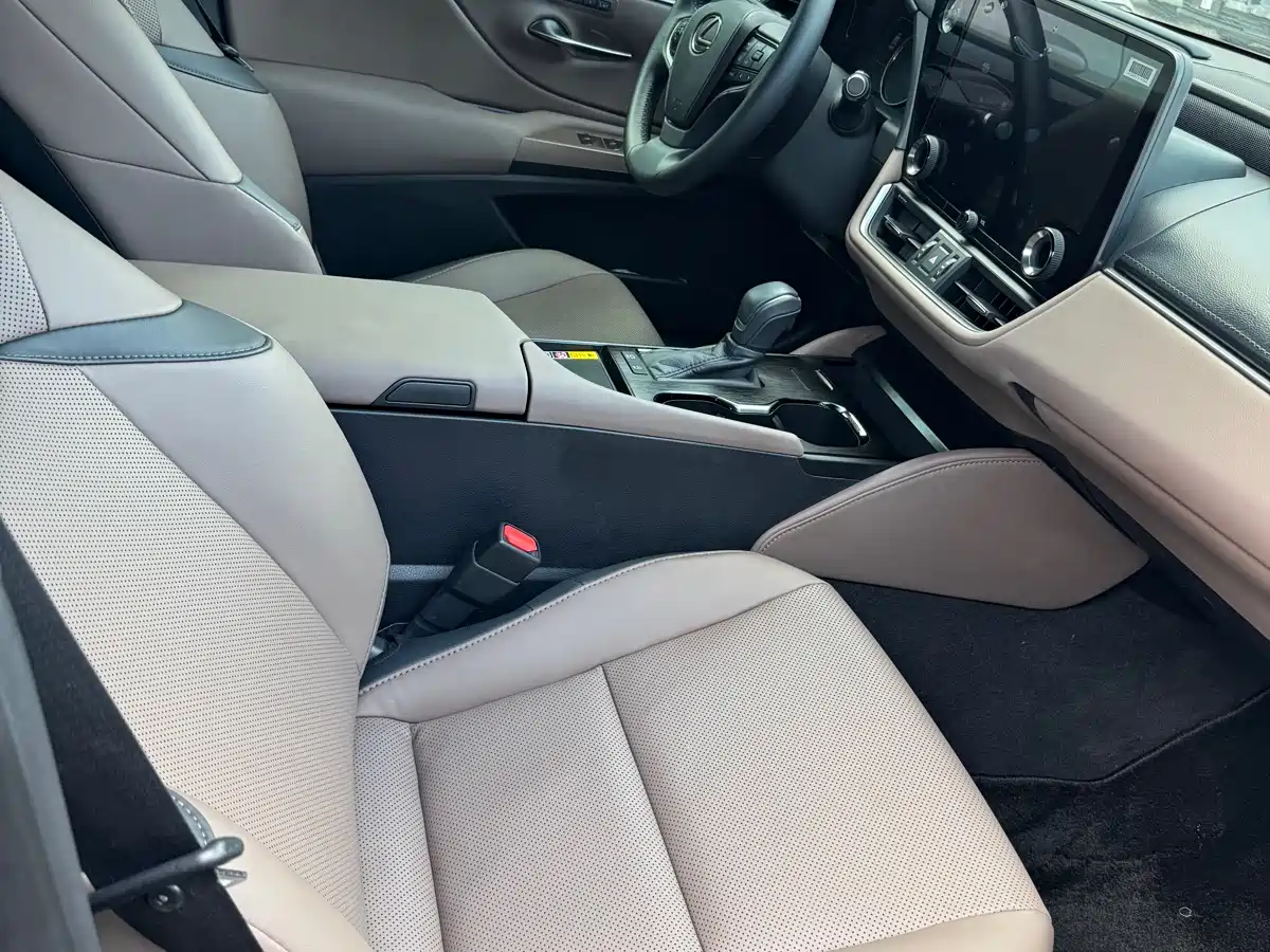 Lexus ES 2025 200 Ultimate Edition фото 16