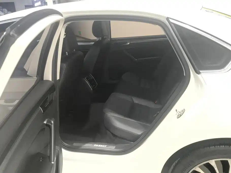 Volkswagen Passat 2016 330TSI DSG Executive Edition фото 11