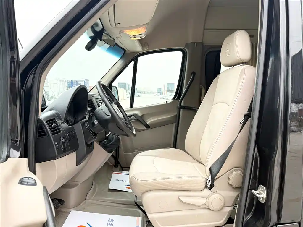 Mercedes-Benz Sprinter 2012 2.1T Zunlv Medium Wheelbase Edition фото 4