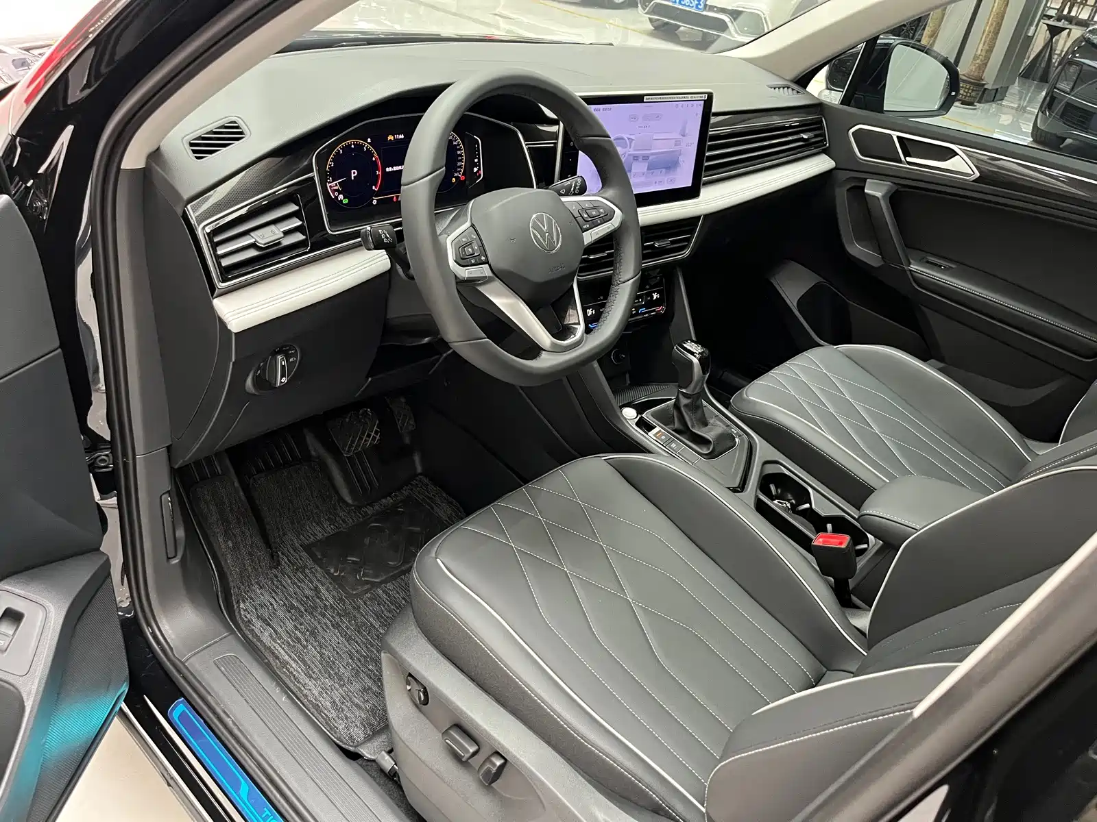 Photo 6 - Volkswagen Tiguan L