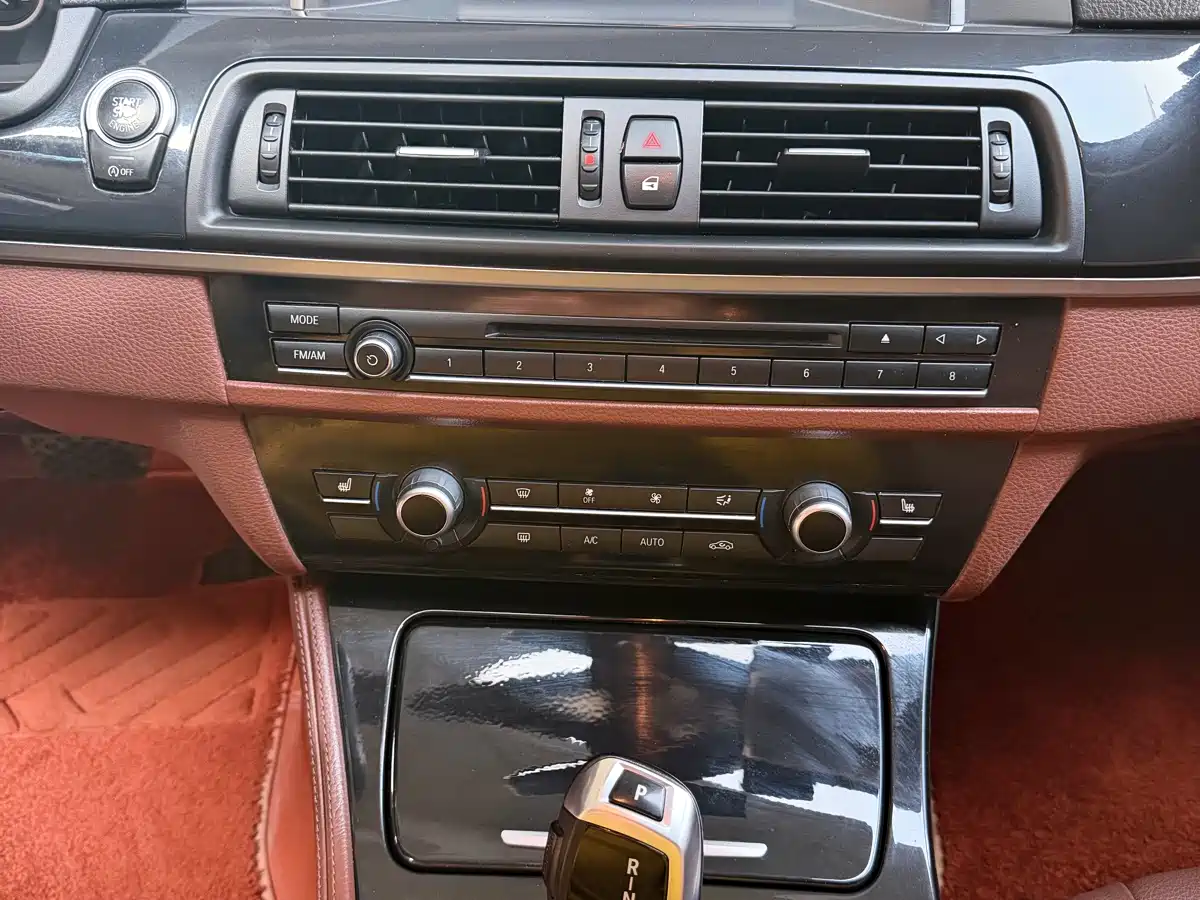 BMW 5 Series 2017 520Li Classic Edition фото 17