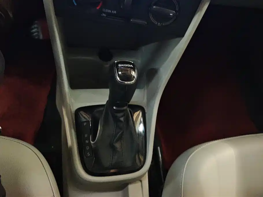 Škoda Rapid 2016 1.6L Automatic Pioneer Edition фото 16