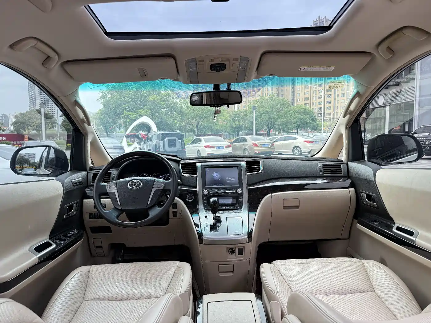 Toyota Alphard фото 9