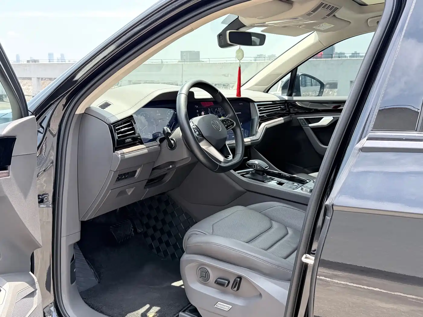 Volkswagen Touareg 2022 2021 3.0TSI Sharp Edition with Gloss Black Sports Package