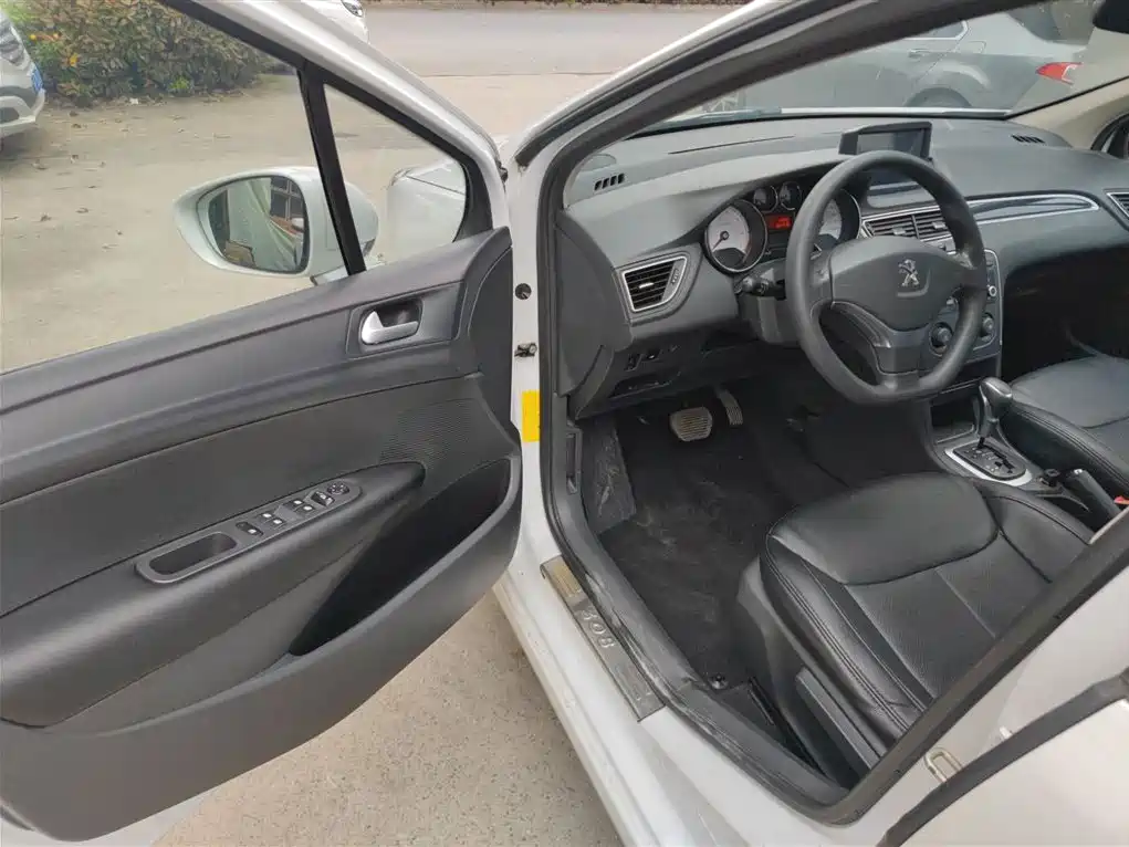 Peugeot 308 2014 Model Joy Edition Classic 1.6L Automatic Superior Style фото 9