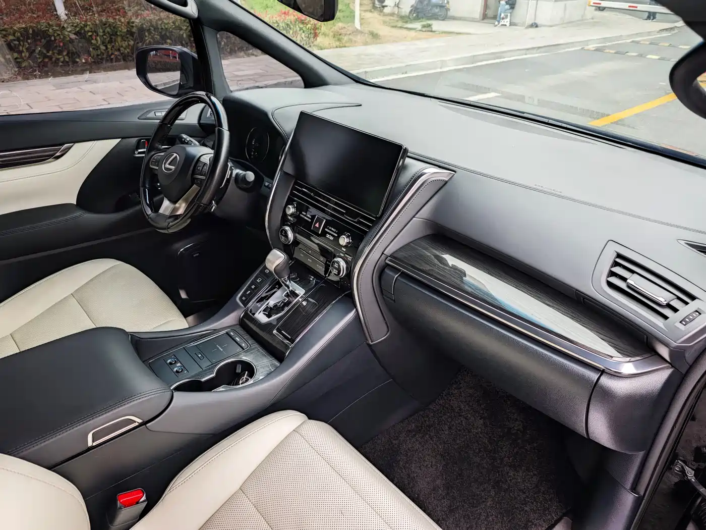 Lexus LM 2020 300h Seven-Seater Elegance Edition фото 8