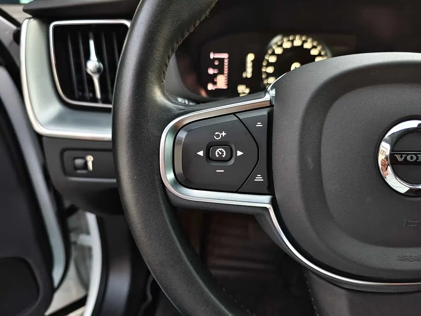 Фото 21 - Volvo XC60