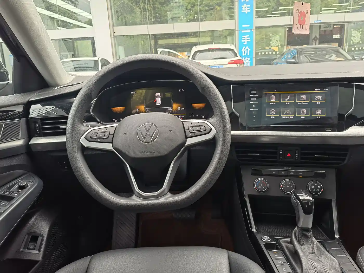 Volkswagen Passat 2024 280TSI Elite Edition фото 14