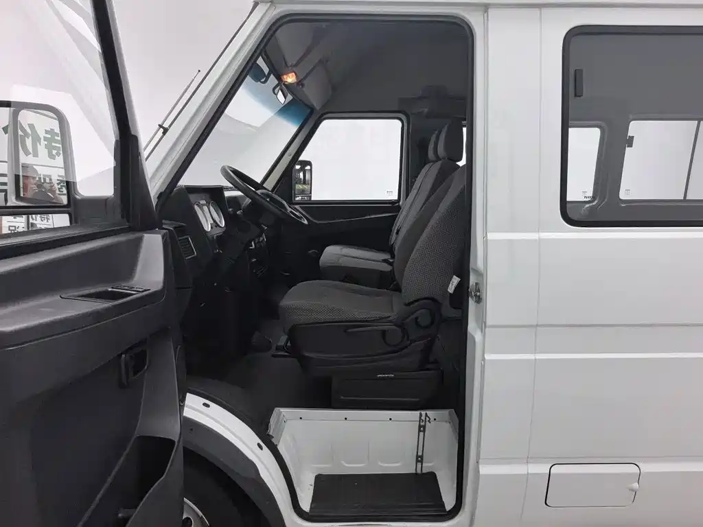Iveco Daily 2023 2021 Model 2.5T A35 M1 Passenger Vehicle 5-9 Seats Short Wheelbase Medium Roof Dual Tires Manual Door