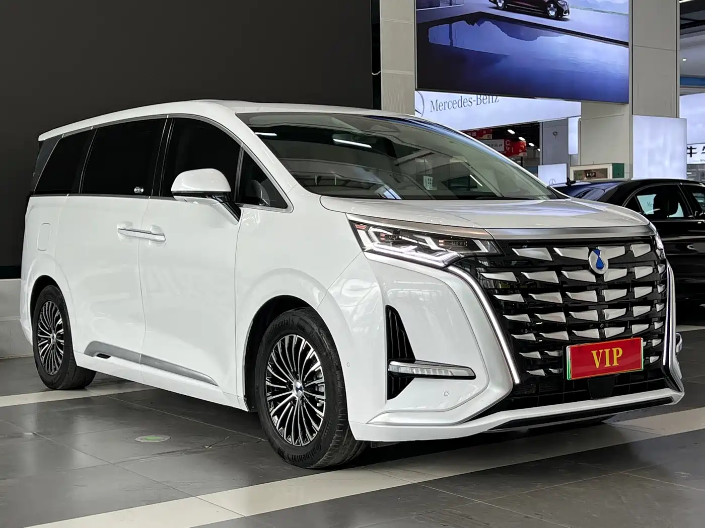 Denza D9 2022 DM-i 970 AWD Flagship фото 2