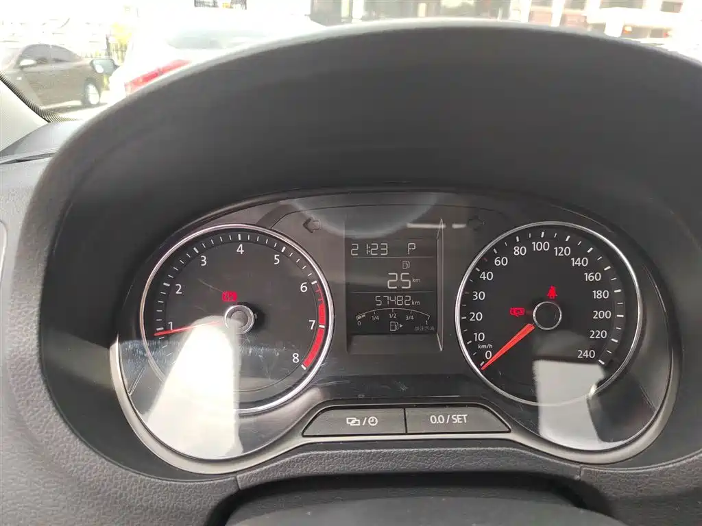 Volkswagen Polo 2016 1.6L Cross Polo Automatic фото 12