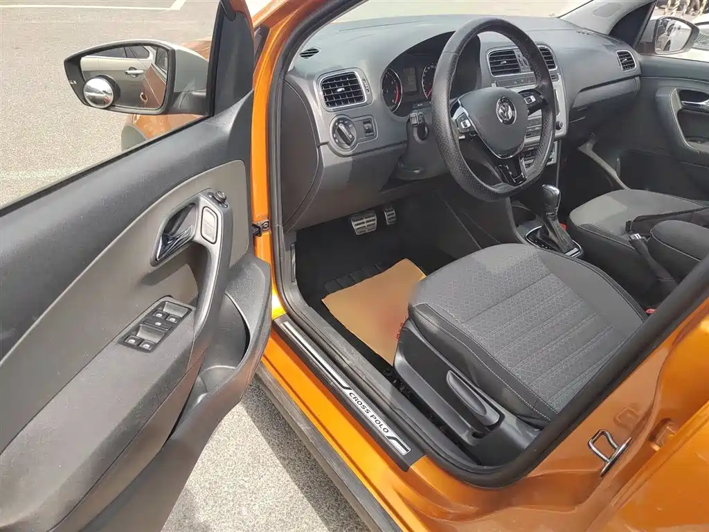 Volkswagen Polo 2016 1.6L Cross Polo Automatic фото 16