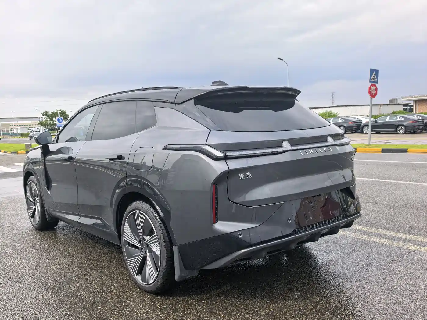 Lynk & Co 08 EM-P 2023 220km 4WD Performance Halo фото 4
