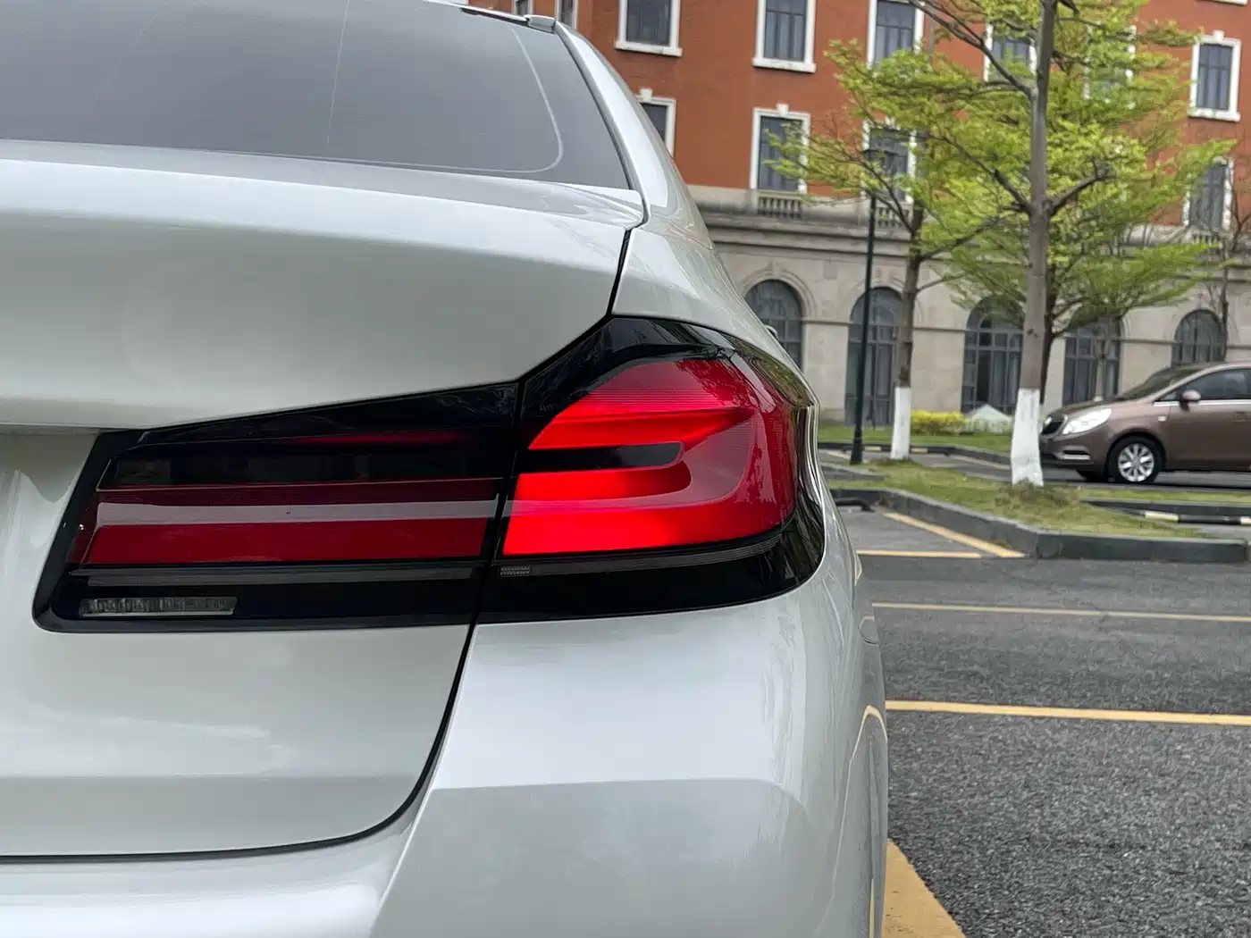 BMW 5 Series 2023 530Li Leading M Sport Package фото 9