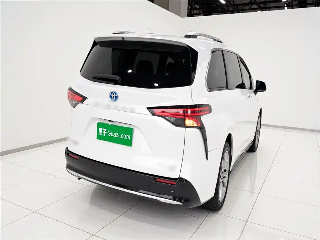 Toyota Sienna 2021 2.5L Hybrid Platinum Edition фото 7