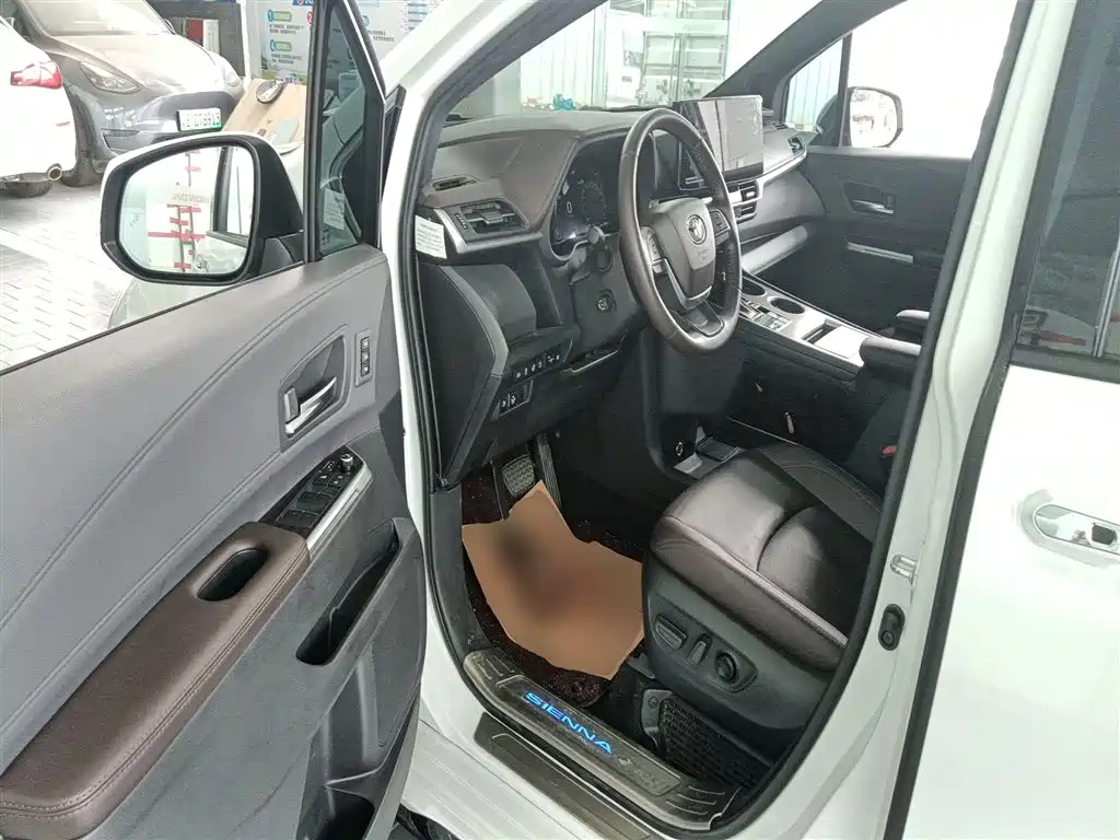 Toyota Sienna 2021 2.5L Hybrid Platinum Edition фото 16