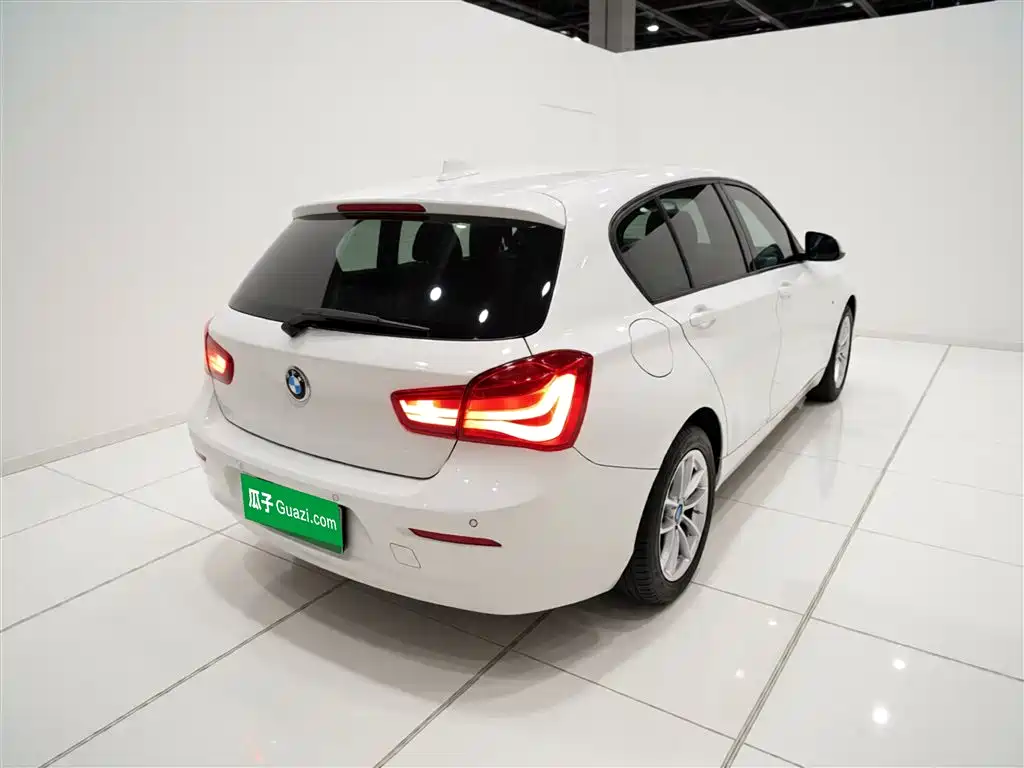 BMW 1 Series (Import) 2018 118i Leading фото 5