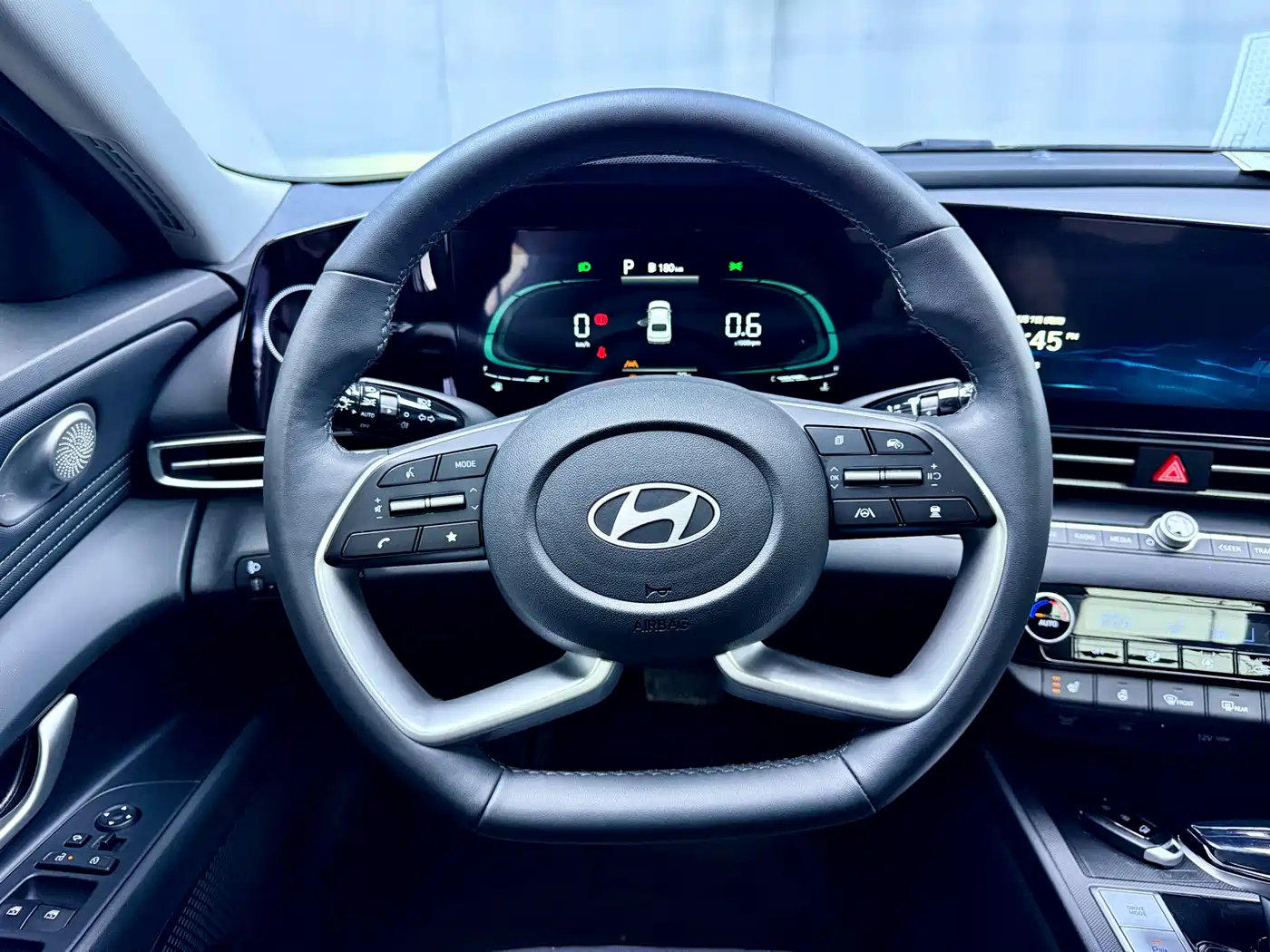 Hyundai Elantra 2023 Model 1.5L CVT LUX Premium Edition фото 7