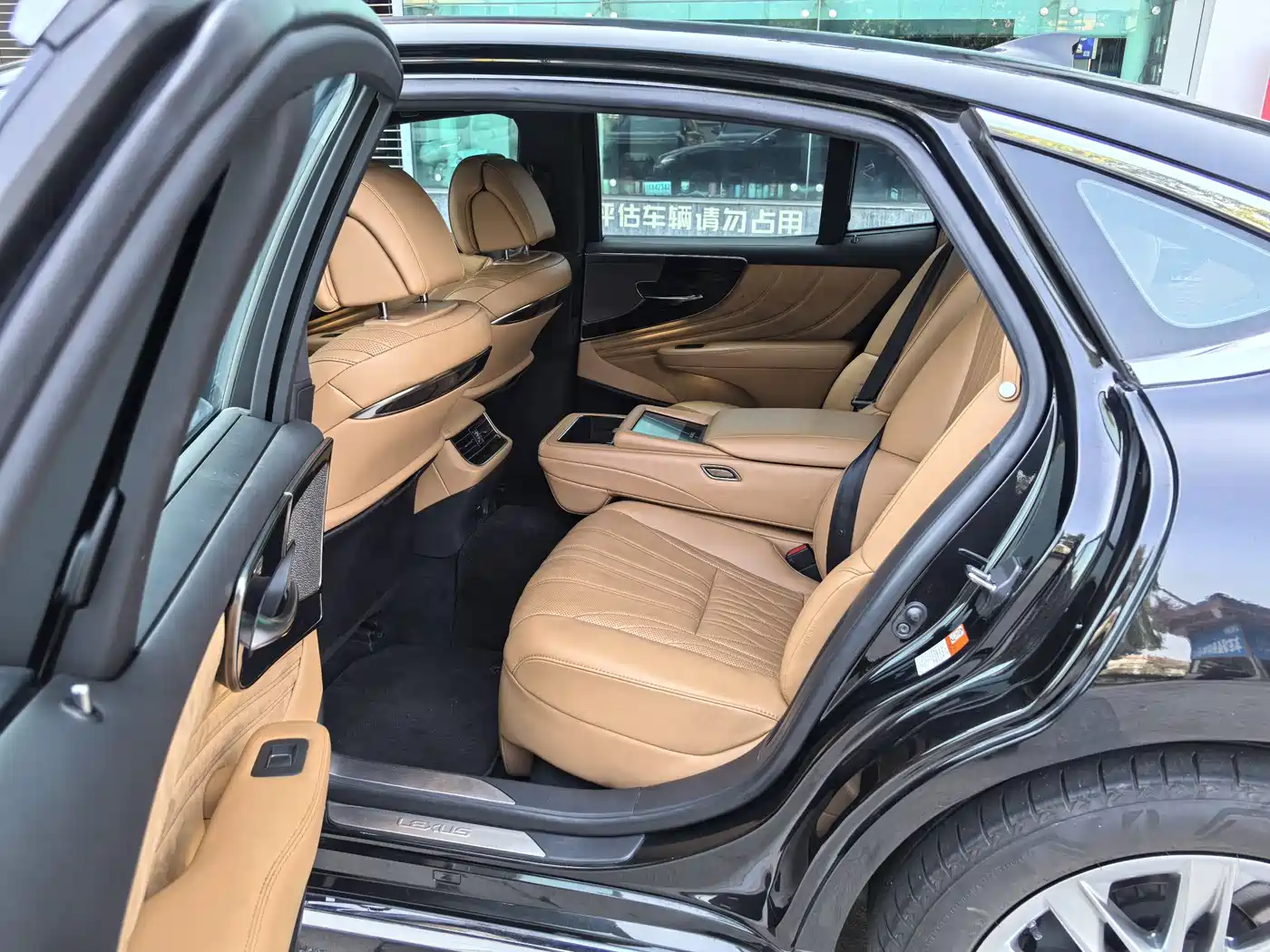 Фото 6 - Lexus LS