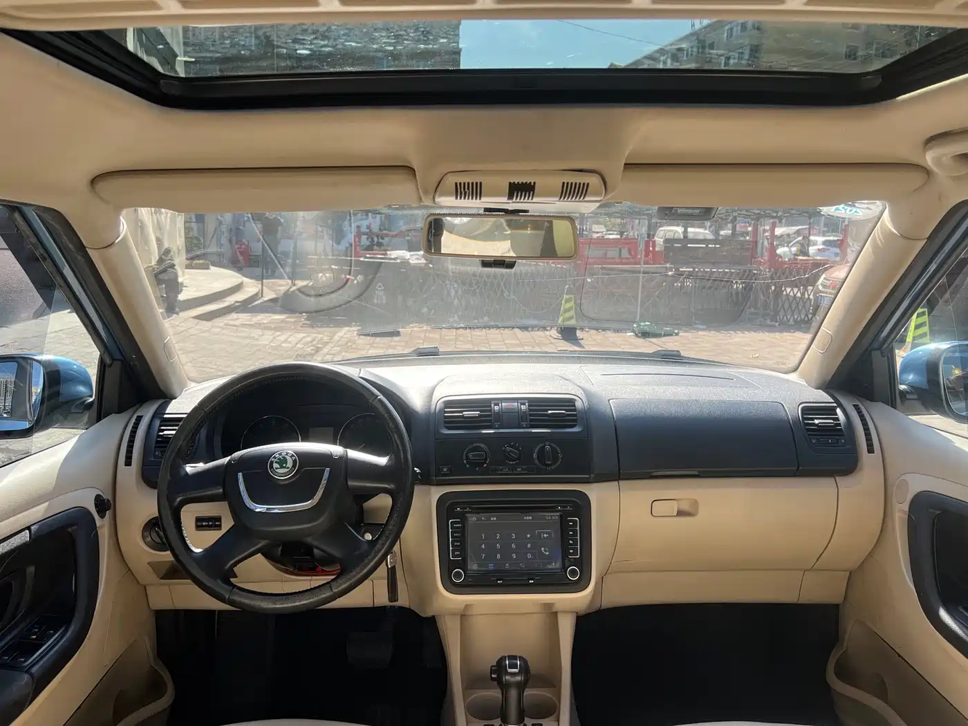 Škoda Fabia 2012 1.6L Auto Crystal Edition фото 7