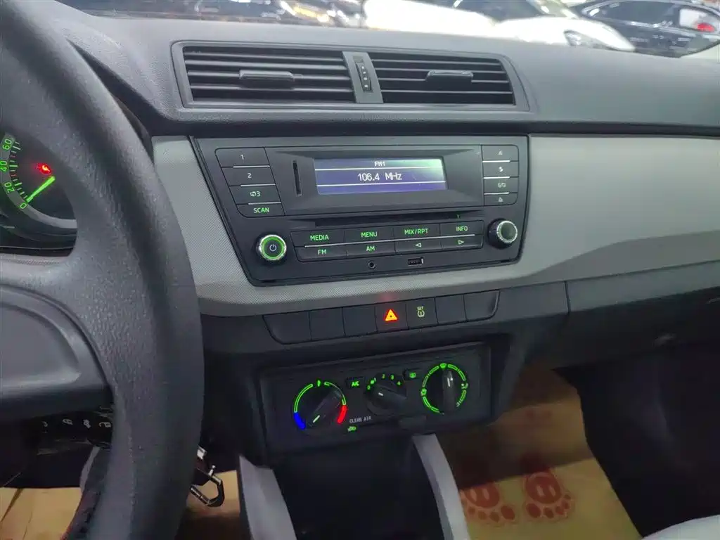 Škoda Fabia 2017 1.4L Auto Car Enjoy Edition фото 13
