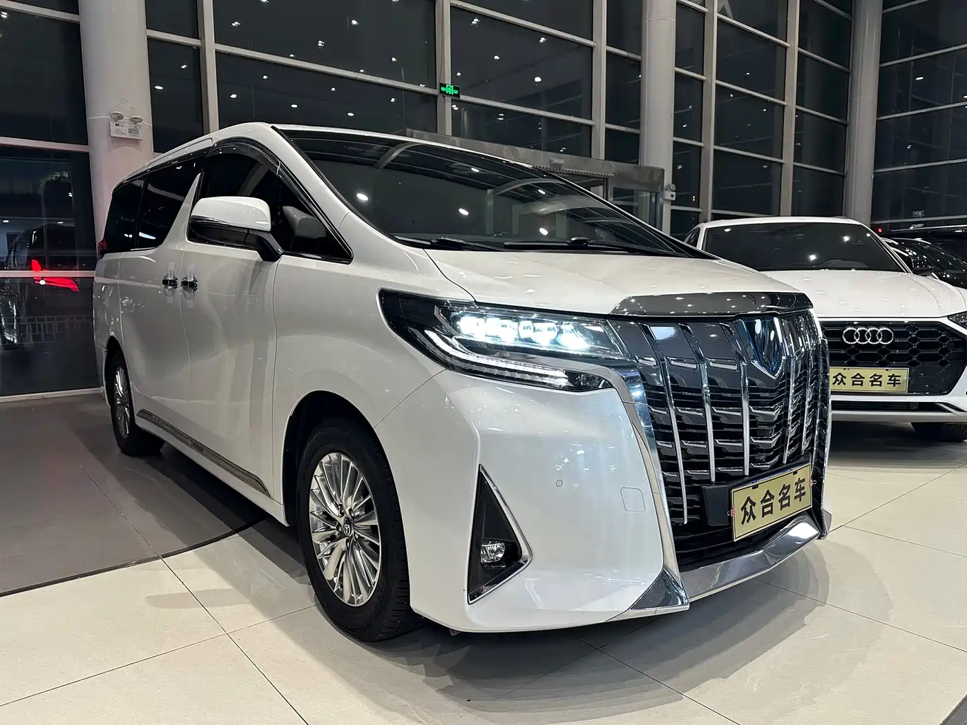 Toyota Alphard 2020 Hybrid 2.5L Premium Edition фото 3
