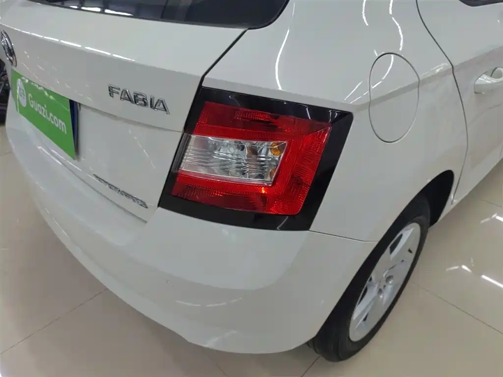 Škoda Fabia 2017 1.4L Auto Car Enjoy Edition фото 8