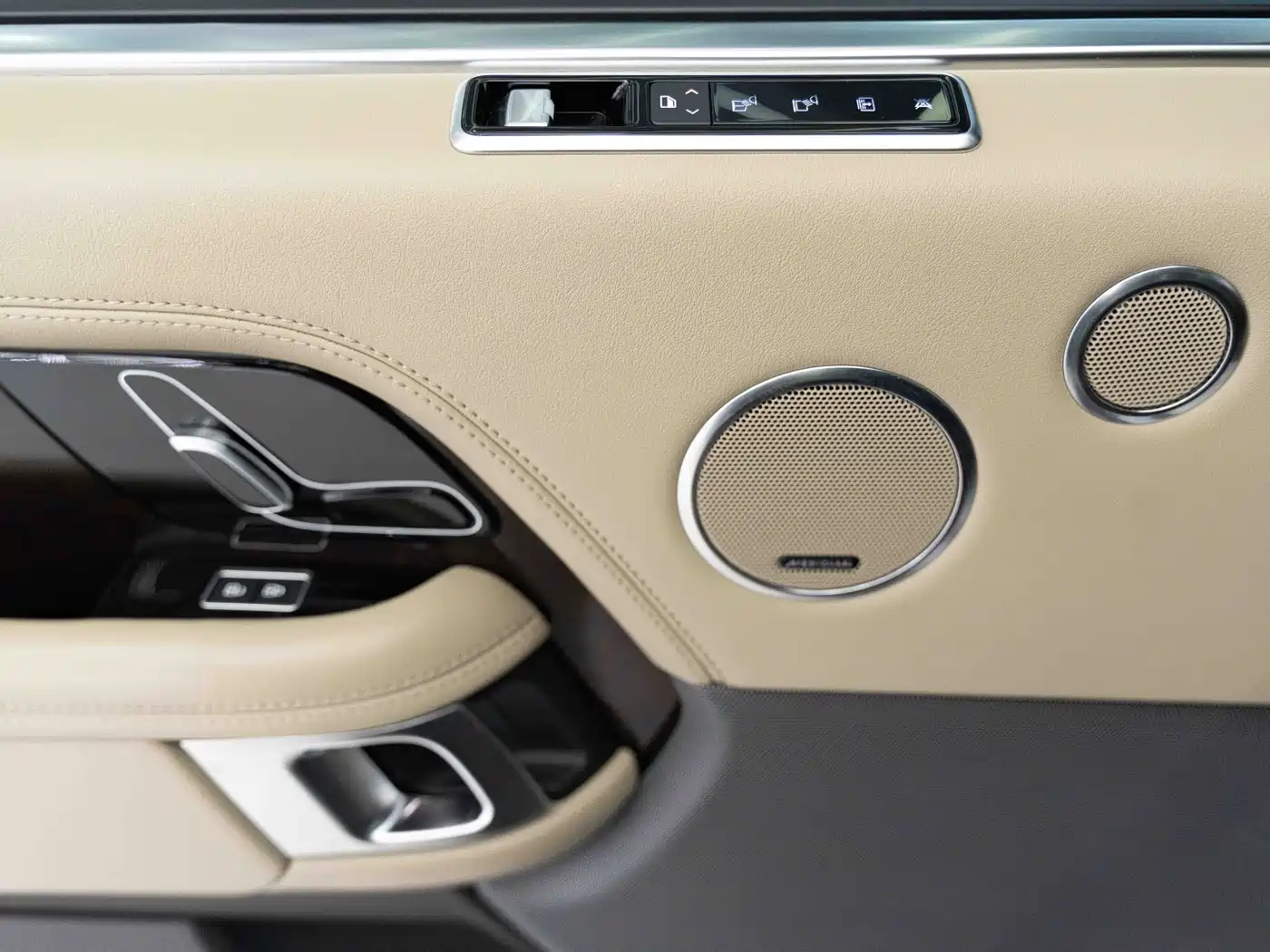 Land Rover Range Rover 2021 3.0 L6 Heritage Extended Classic Edition фото 15