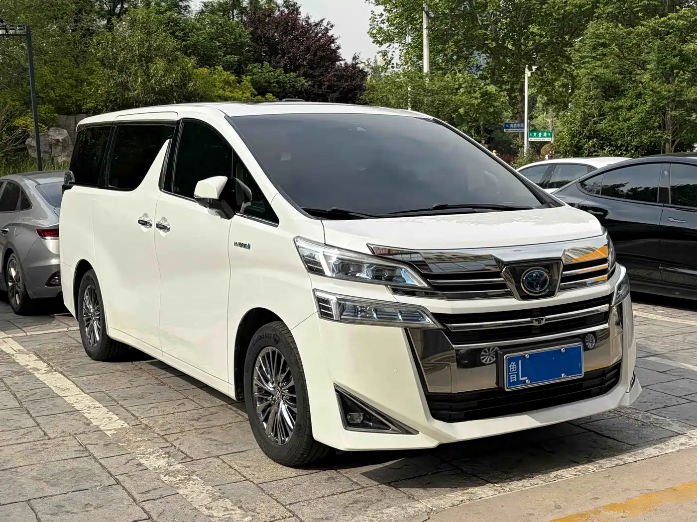 Toyota Vellfire 2019 Hybrid 2.5L HV Luxury Edition фото 3