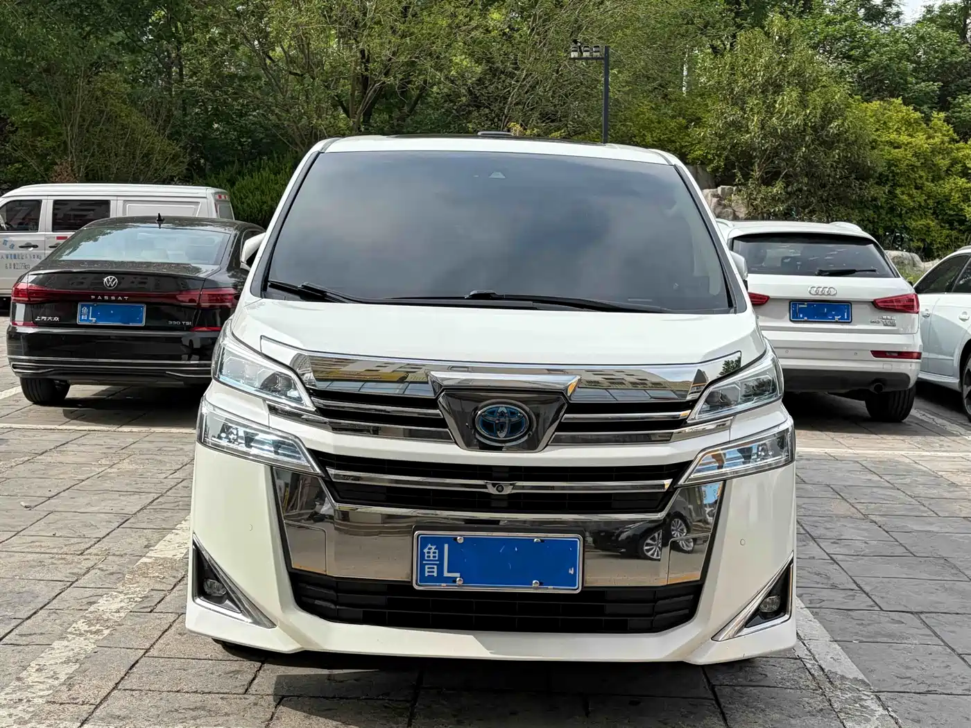 Toyota Vellfire 2019 Hybrid 2.5L HV Luxury Edition фото 2