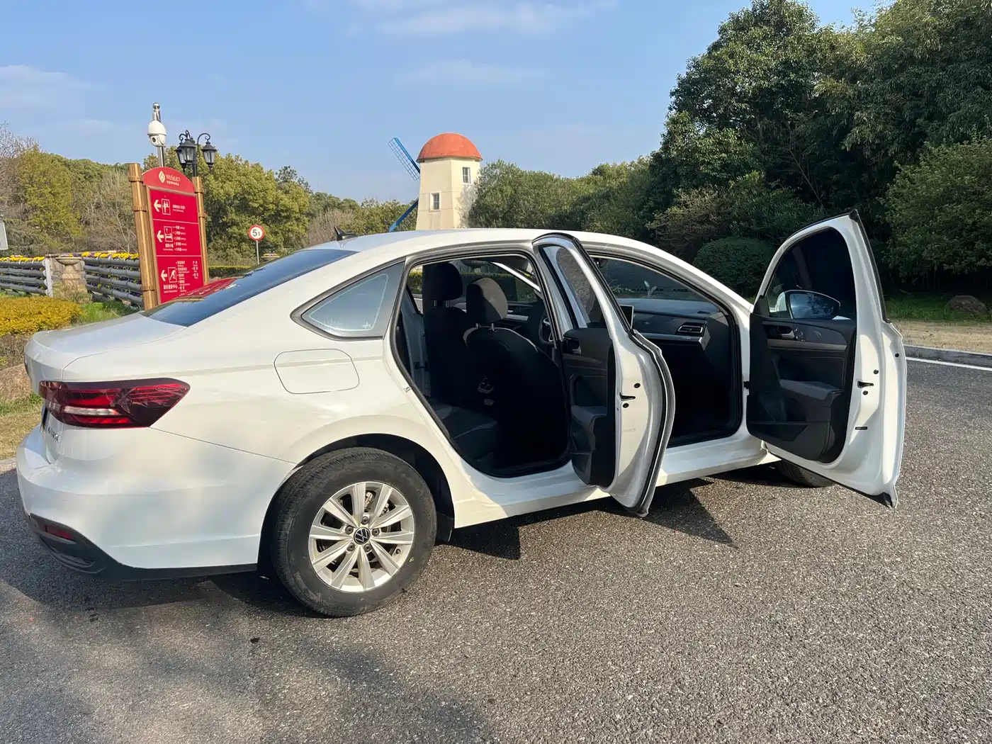 Volkswagen Lavida 2023 Facelift 1.5L Auto Comfort Edition фото 8