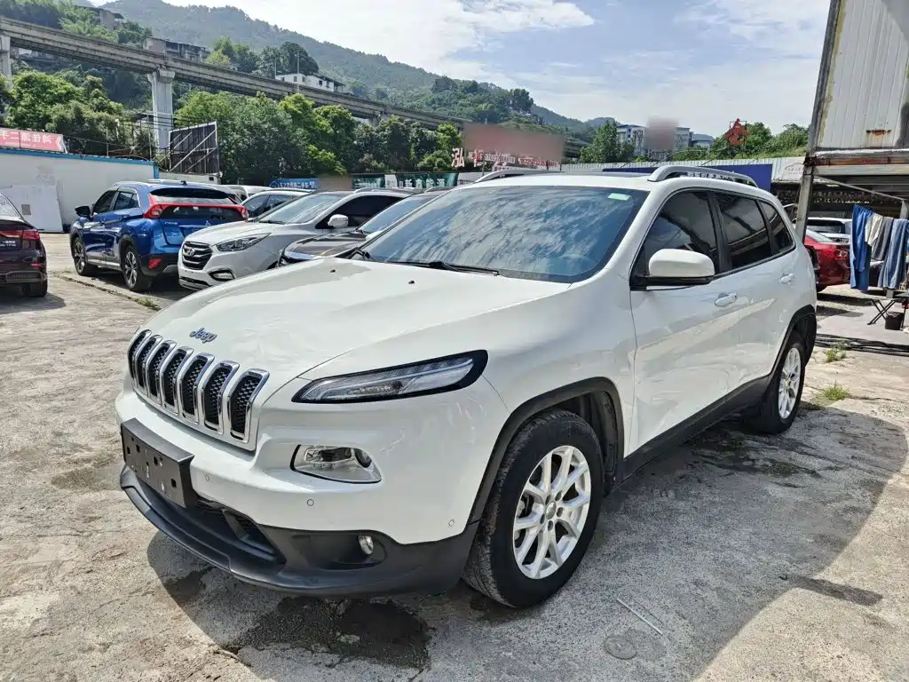Фото 2 - Jeep Cherokee
