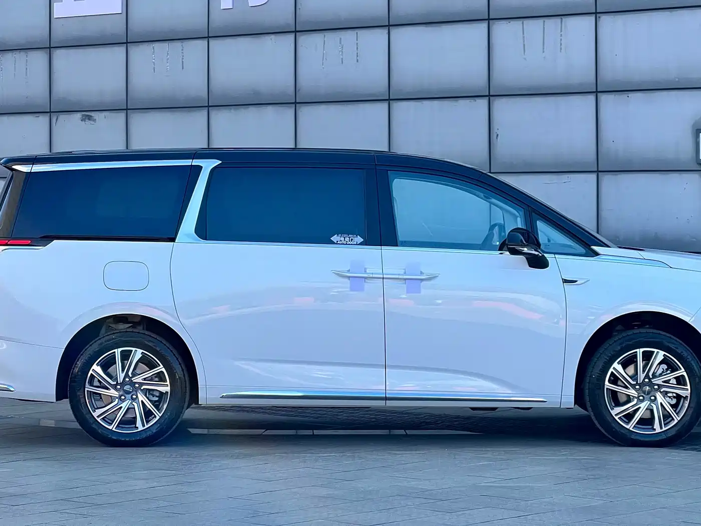 SAIC MAXUS EVERYONE 9